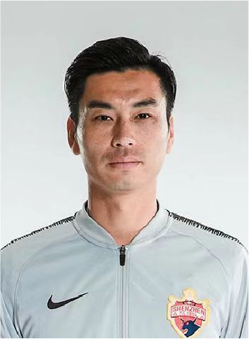 只见那人一把抓住谭氏的肩膀，扬手，一巴掌拍在谭氏的脸上。